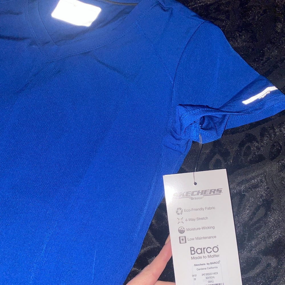 Sketchers scrub top